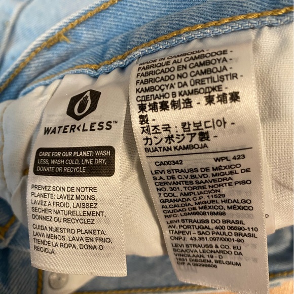 Levi’s 501 light wash distressed denim shorts - Picture 4 of 7